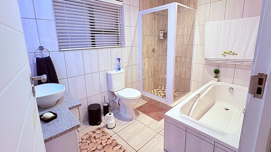 5 Bedroom Property for Sale in Reebok Western Cape